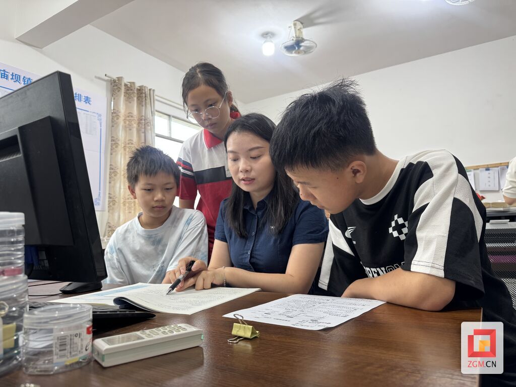 刘雨婷（中）辅导学生.jpg
