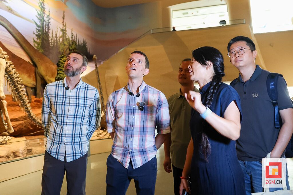 美国纽约石溪大学研究者观展.JPG