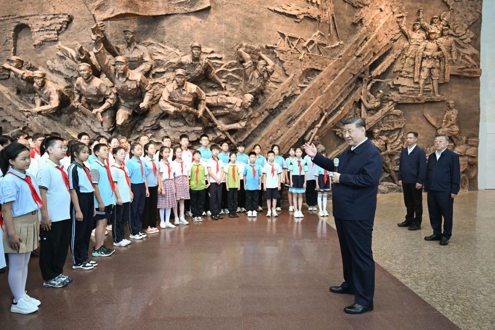 2025年7月7日下午,中共中央总书记、国家主席、中央军委主席习近平在山西省阳泉市考察。这是习近平在百团大战纪念馆同前来参观的青少年学生和纪念馆工作人员亲切交流。新华社记者 谢环驰 摄.jpg