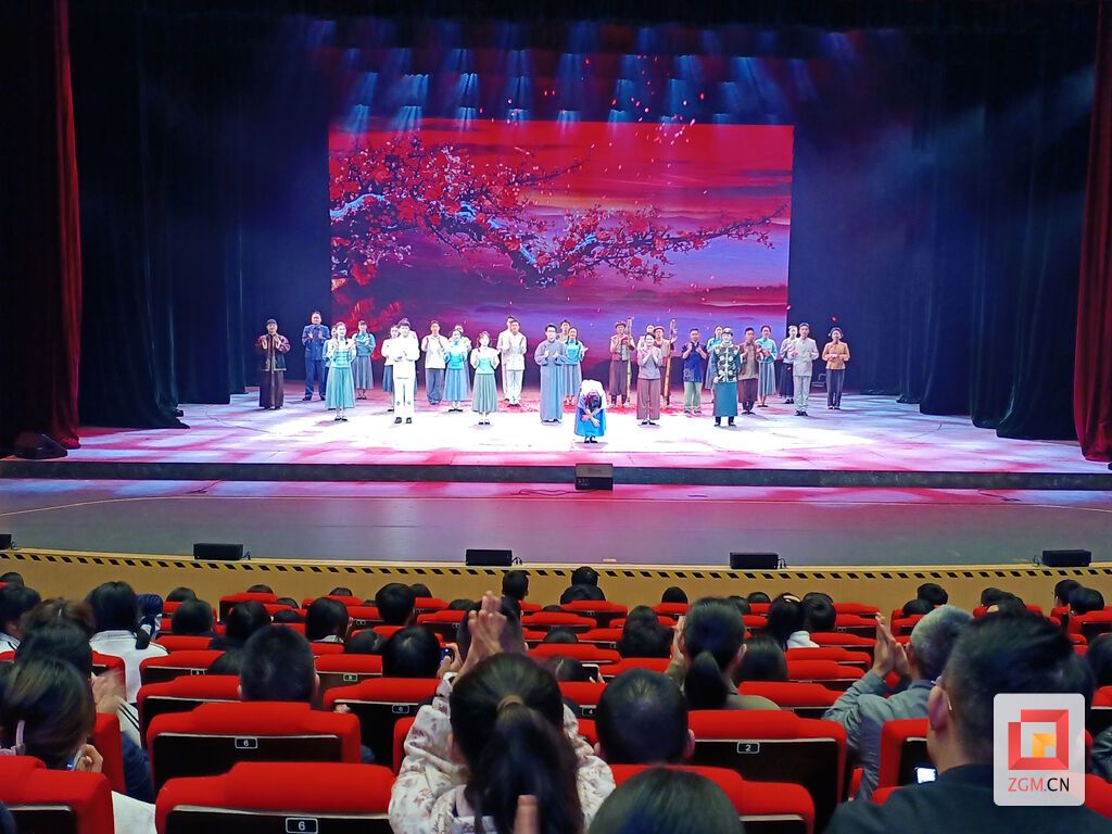 演员谢场观众掌声 记者 陈凡逸 摄.jpg