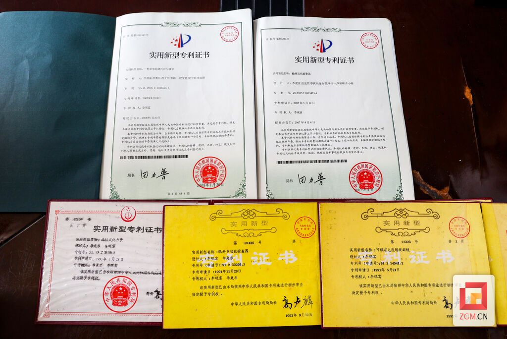 李观富参与发明的专利 记者 周馨钰摄.JPG