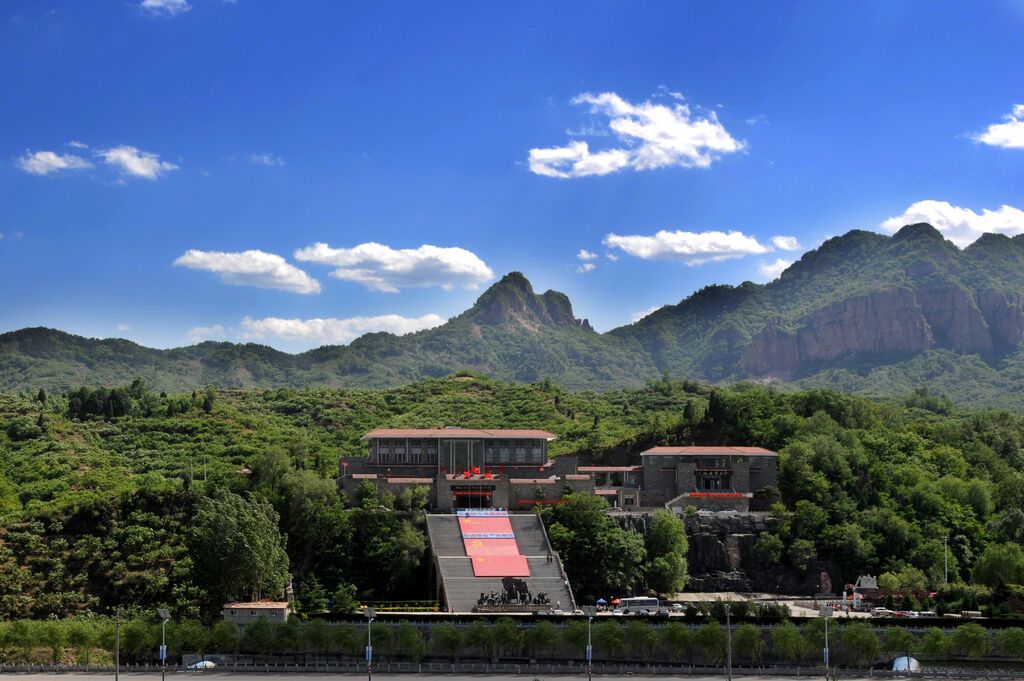 位于邢台市前南峪村的中国人民抗日军政大学陈列馆，在群山苍翠中巍然矗立。（图片由中国人民抗日军政大学陈列馆提供）