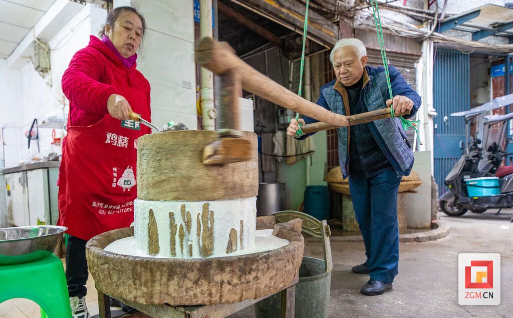 李廷书在磨浆 记者 叶卫东 摄.jpg