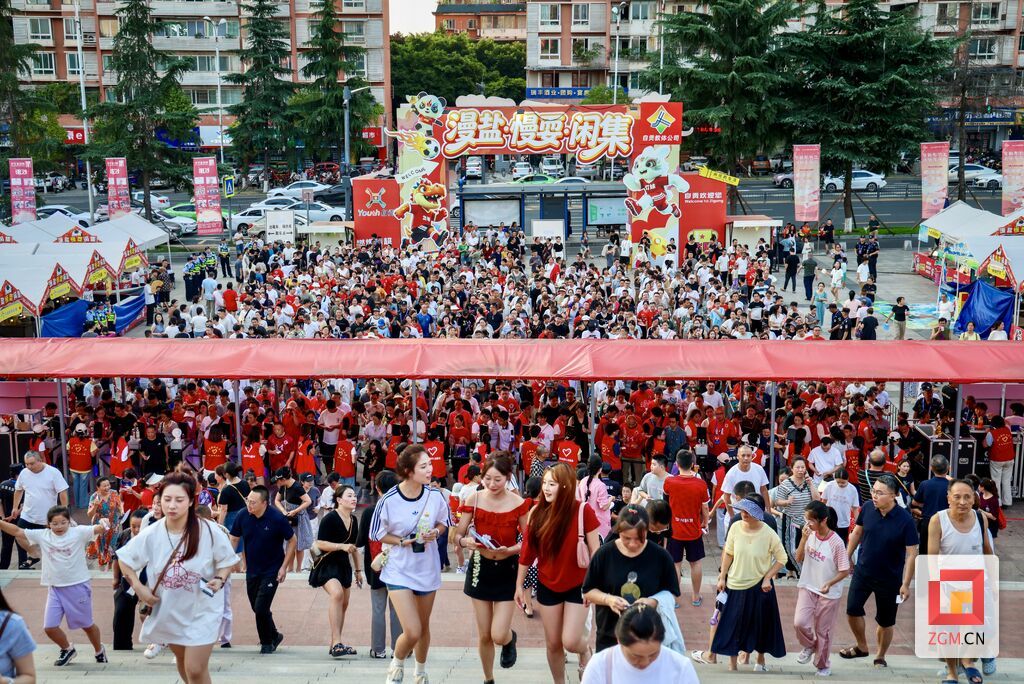晚上7时许,检票口人潮涌动.jpg