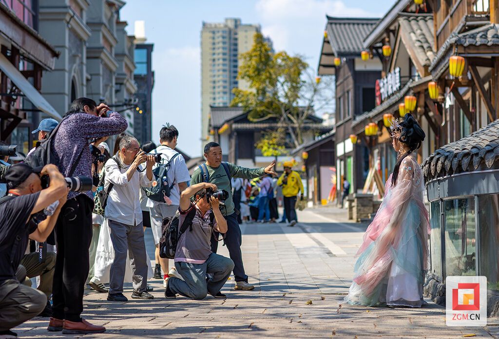 进行创作 记者 叶卫东 摄.jpg