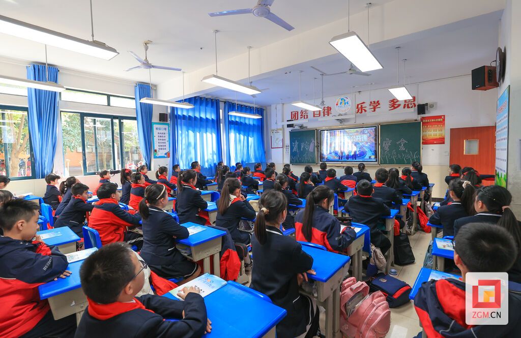收看消防安全公开课.jpg