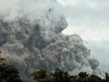 菲律宾马荣火山喷发大量火山灰 致超10万人受灾