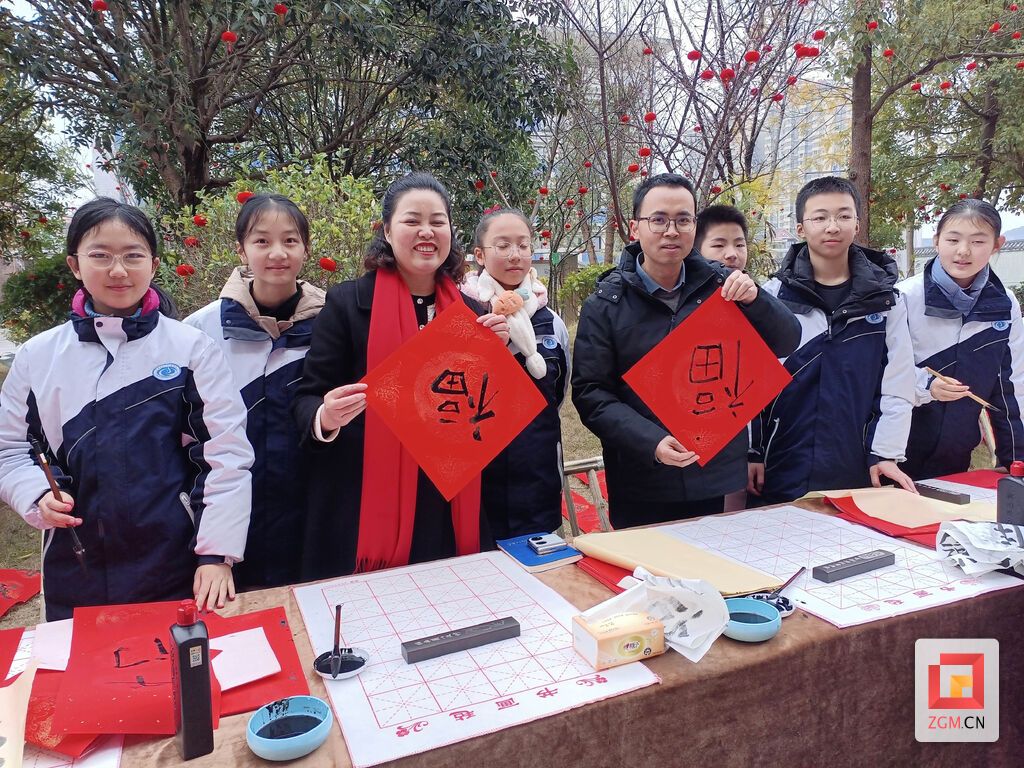 师生携手 记者 陈凡逸 摄.jpg