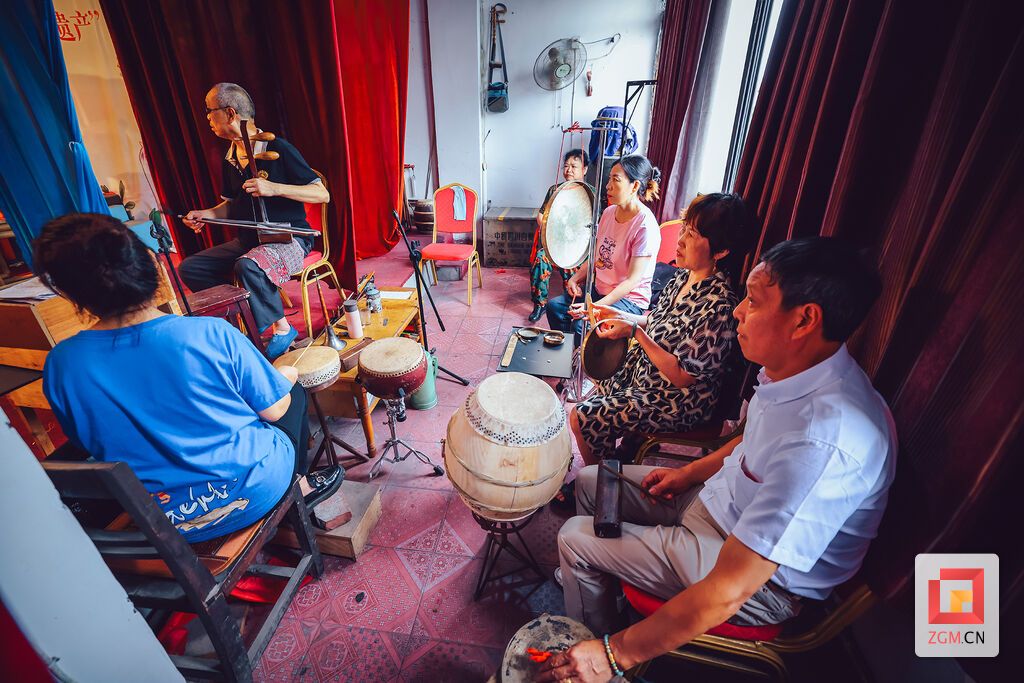 川剧鼓师在敲打锣鼓,为表演伴奏。川剧音乐是表演的重要组成部分,鼓师需要精准掌握节奏,配合演员的唱做念打 记者 宋姿熠 摄 (2).jpg