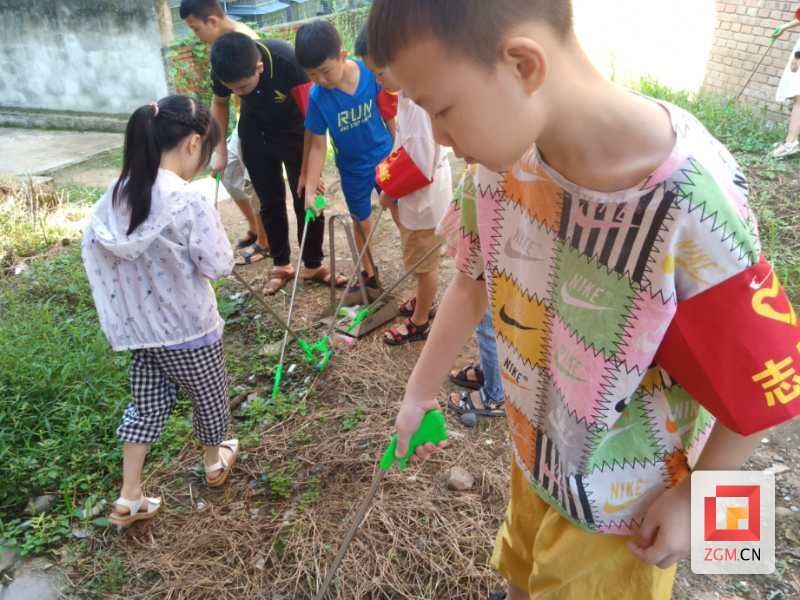 青少年志愿者踊跃参加创文活动