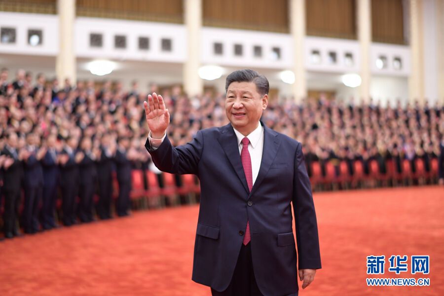 6月29日，庆祝中国共产党成立100周年“七一勋章”颁授仪式在北京人民大会堂金色大厅隆重举行。这是习近平在颁授仪式前会见全国“两优一先”表彰对象时，向大家挥手致意。新华社记者 谢环驰 摄