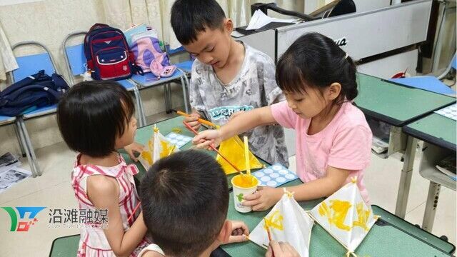 恐龙荧光灯笼.jpg