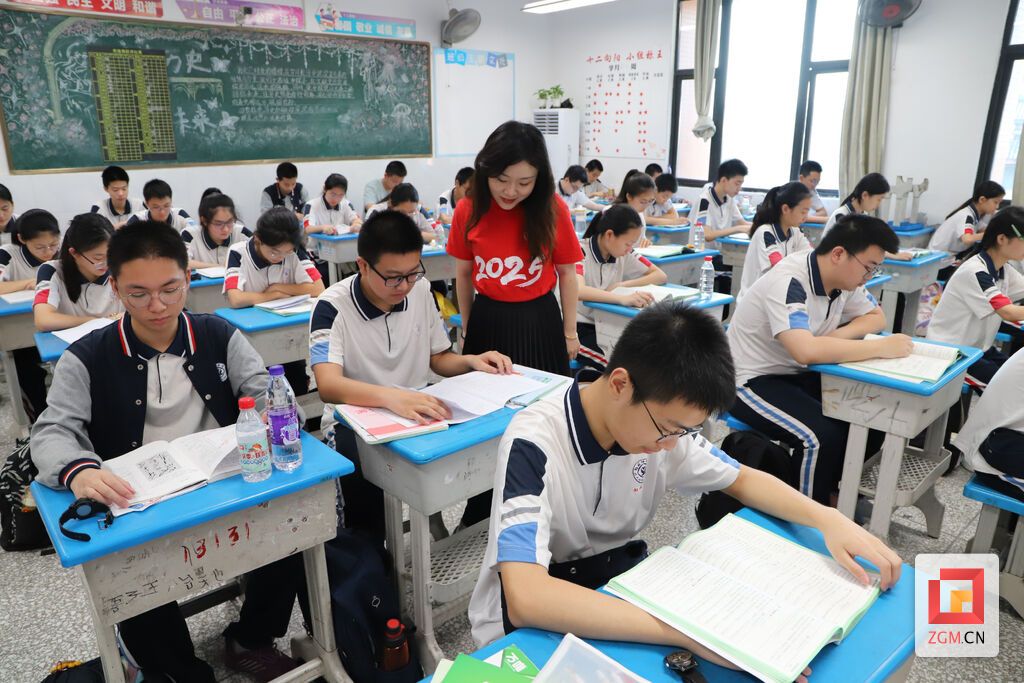 7点50分考生在自习 记者 陈凡逸 摄.JPG