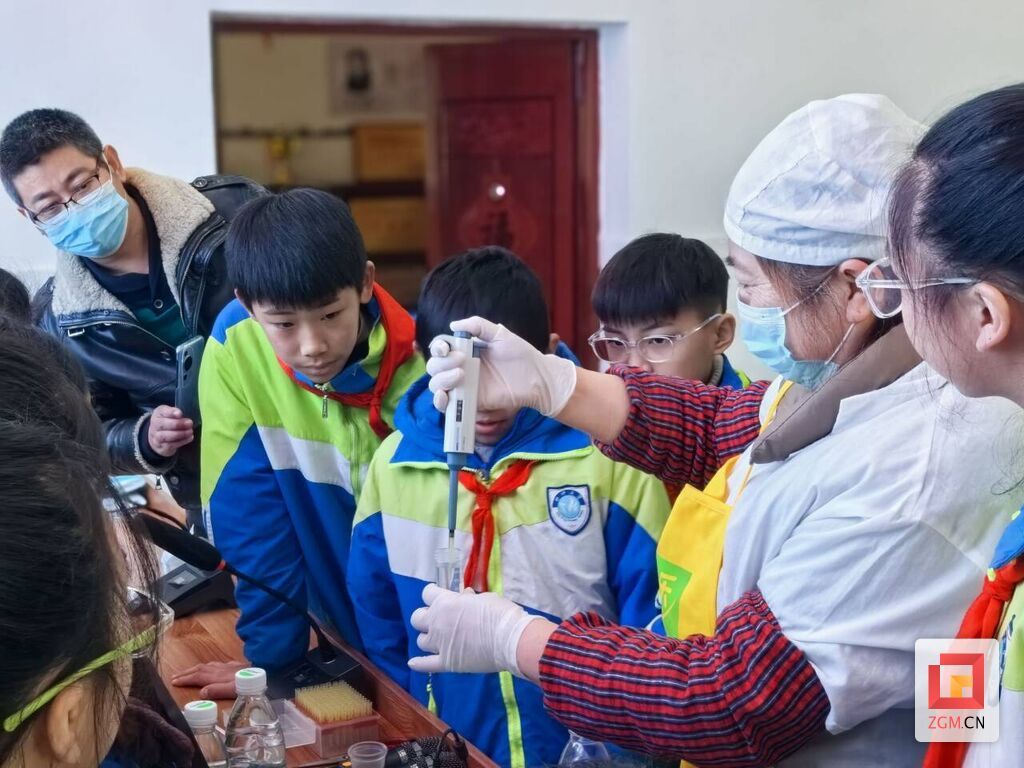 学生参观食堂快检设备室.jpg