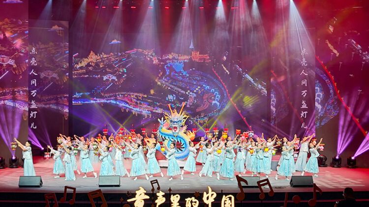 “童声里的中国”四川省少年儿童歌咏活动在自贡集中展演_fororder_自贡市汇东实验学校带来的《灯儿》展演现场(摄影-赵丽)