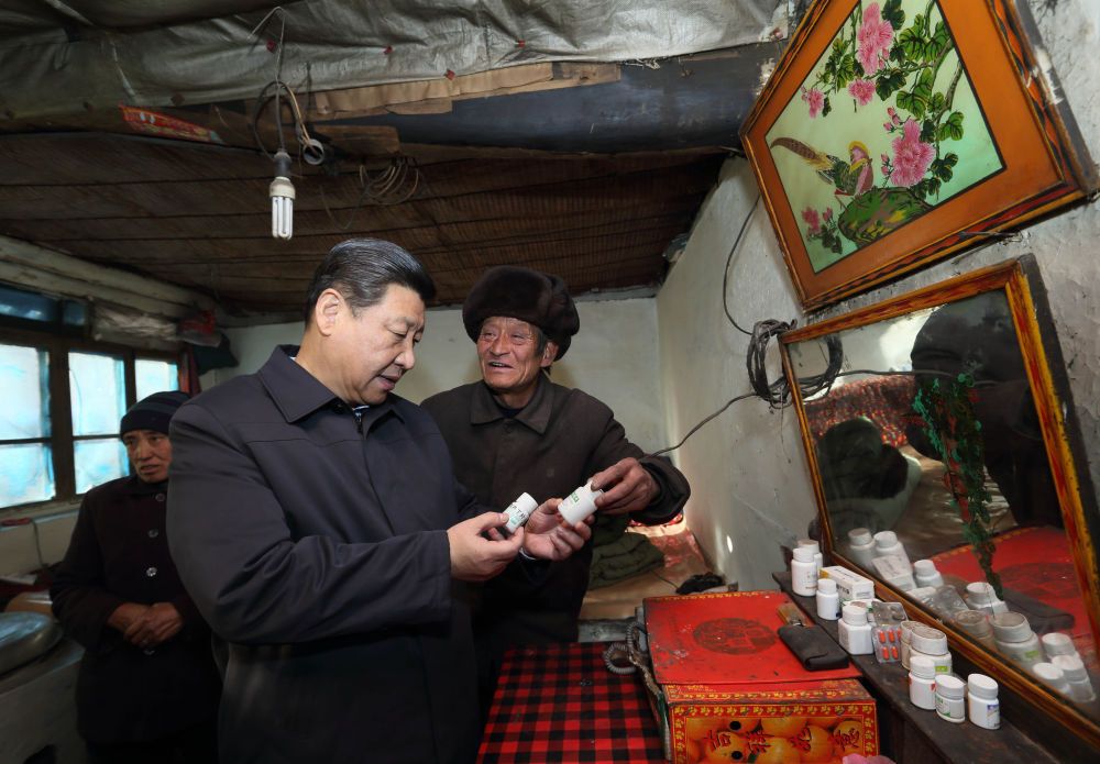 2012年12月30日,在河北阜平考察的习近平走进骆驼湾村贫困户唐荣斌家里。
