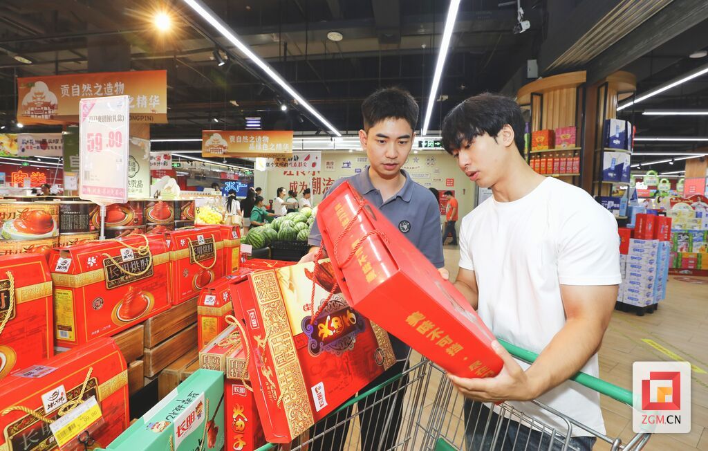 市民選購(gòu)商品(資料圖片).jpg