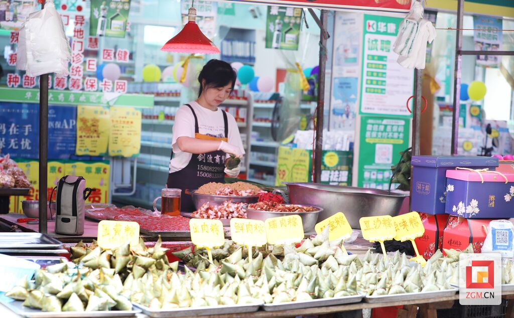 端午假期来临贡井区菜市场店主正在包粽子 记者罗祥瑞摄 (2).JPG
