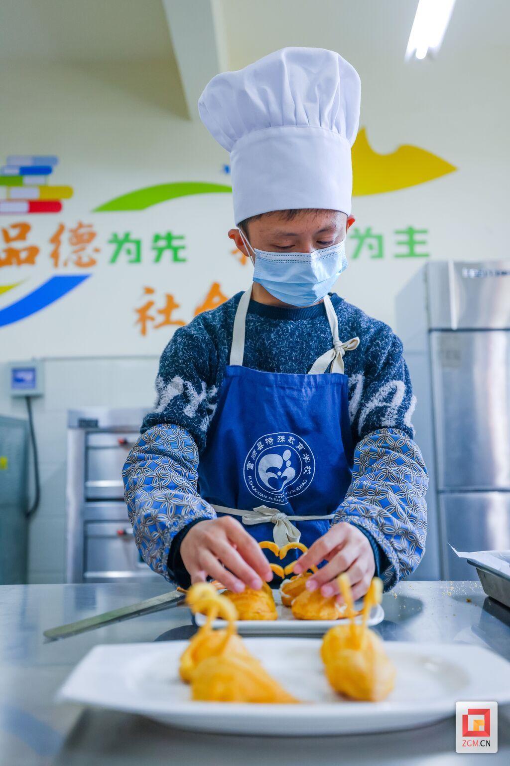 富順特校中餐烹飪于營養(yǎng)膳食專業(yè)的學生在課堂上學做糕點（二）.jpg