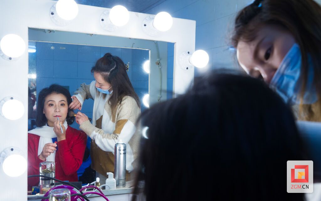 林萍在上台准备中