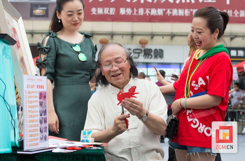 自贡“小三绝”剪纸非遗传承人现场展示 记者 叶卫东 摄.jpg