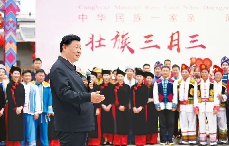 2021年4月25日至27日，中共中央總書(shū)記、國(guó)家主席、中央軍委主席習(xí)近平在廣西考察。這是27日上午，習(xí)近平在南寧市廣西民族博物館外，同參加三月三“歌圩節(jié)”民族文化活動(dòng)的各族群眾親切交流?！⌒氯A社記者 謝環(huán)馳/攝