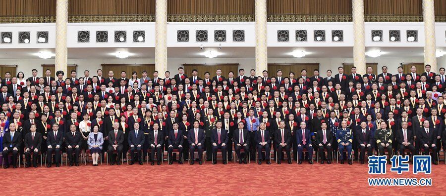 6月29日，庆祝中国共产党成立100周年“七一勋章”颁授仪式在北京人民大会堂金色大厅隆重举行。习近平等领导同志在颁授仪式前会见全国“两优一先”表彰对象。新华社记者 申宏 摄
