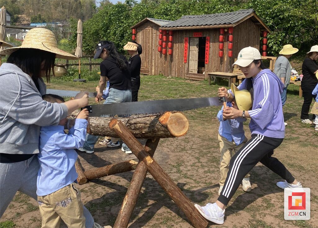 游客在位于沿滩区百胜村的柳溪小镇体验木工活（记者 周姝 摄）.jpg