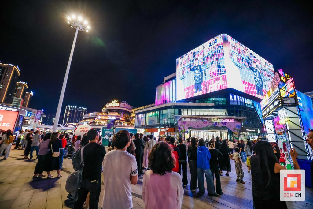 川超赛外同样精彩,市民驻足围观尽显自贡球迷热情 记者 宋姿熠 摄.jpg
