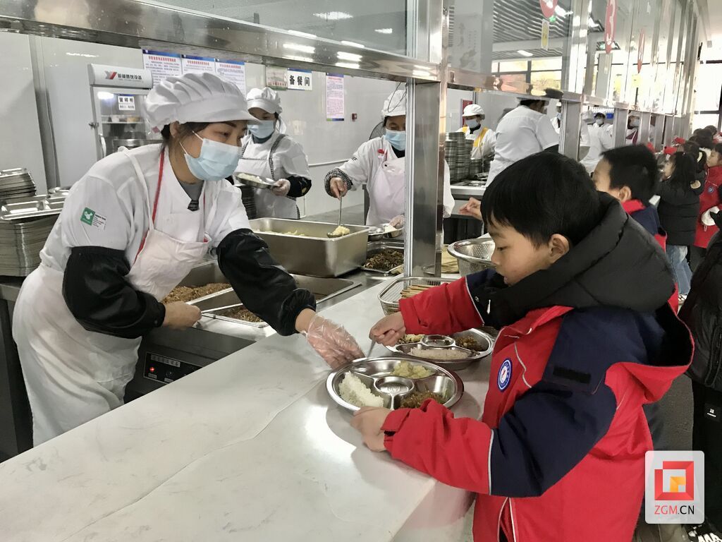 龍湖實驗學(xué)校：家長變身食堂“幫廚”  護(hù)航學(xué)生“舌尖上的安全”.jpg