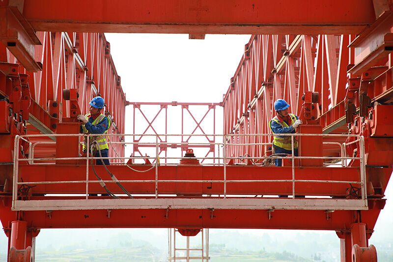 4月1日，工作人员在贵州省独山县贵南高铁银坡河特大桥节段梁架设现场作业。当日，银坡河特大桥节段梁全部架设完成，为大桥如期完工奠定基础。新华社记者 刘续 摄