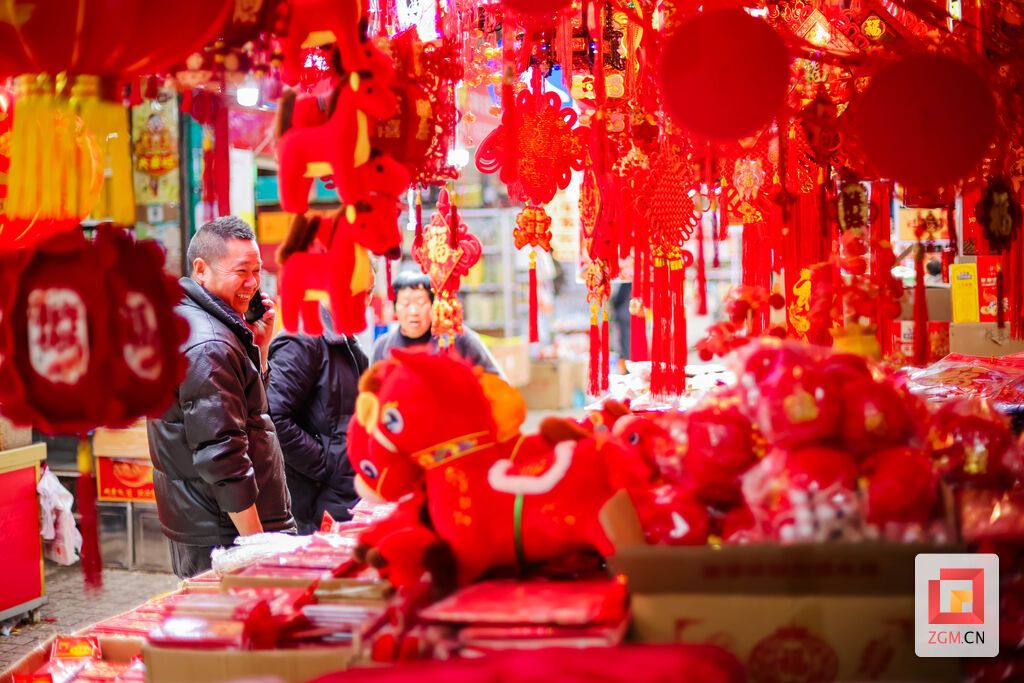 市民选购春联灯笼 街头烟火气十足 记者 宋姿熠 摄.jpg