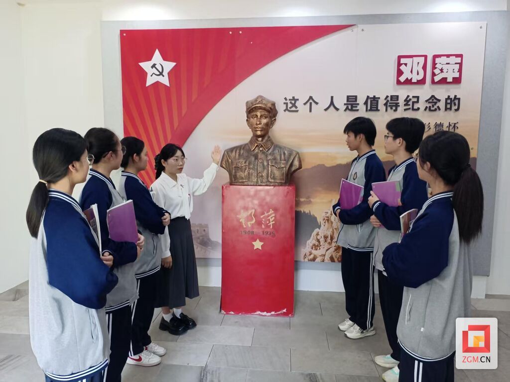 自贡一中学生走进邓萍纪念馆.jpg