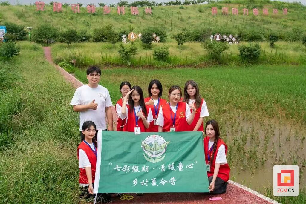 四川电影电视学院学生在仙市镇.jpg