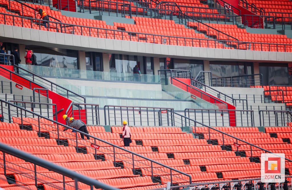 从细节到整体，施工人员用汗水打磨赛场 记者 宋姿熠 摄.jpg