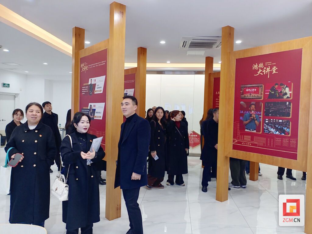 党员教师参观 记者 陈凡逸 摄.jpg