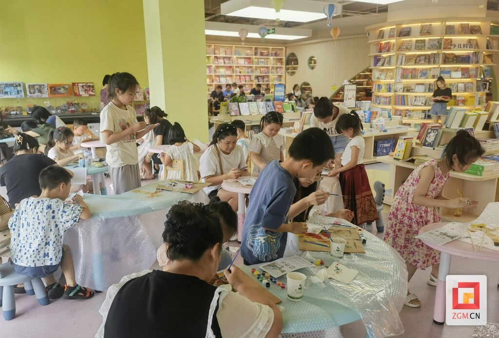 新華文軒自貢書城內(nèi)的親子活動.jpg