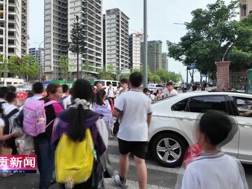自贡新闻｜民生“微实事”交通“大安全” 高新区“活力彩虹”人行天桥投用