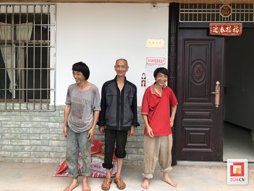 盧合明和兩侄兒合影.jpg
