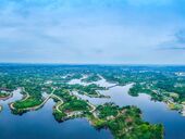 青龙湖蜿蜒岸线如大地“脉络”，一池碧水绘就生态画卷