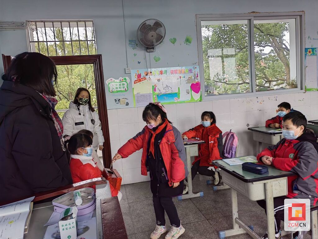 師生踴躍捐款。飛龍峽鎮(zhèn)農(nóng)團(tuán)小學(xué)供圖.jpg