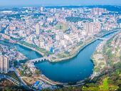 一湾碧水穿城过