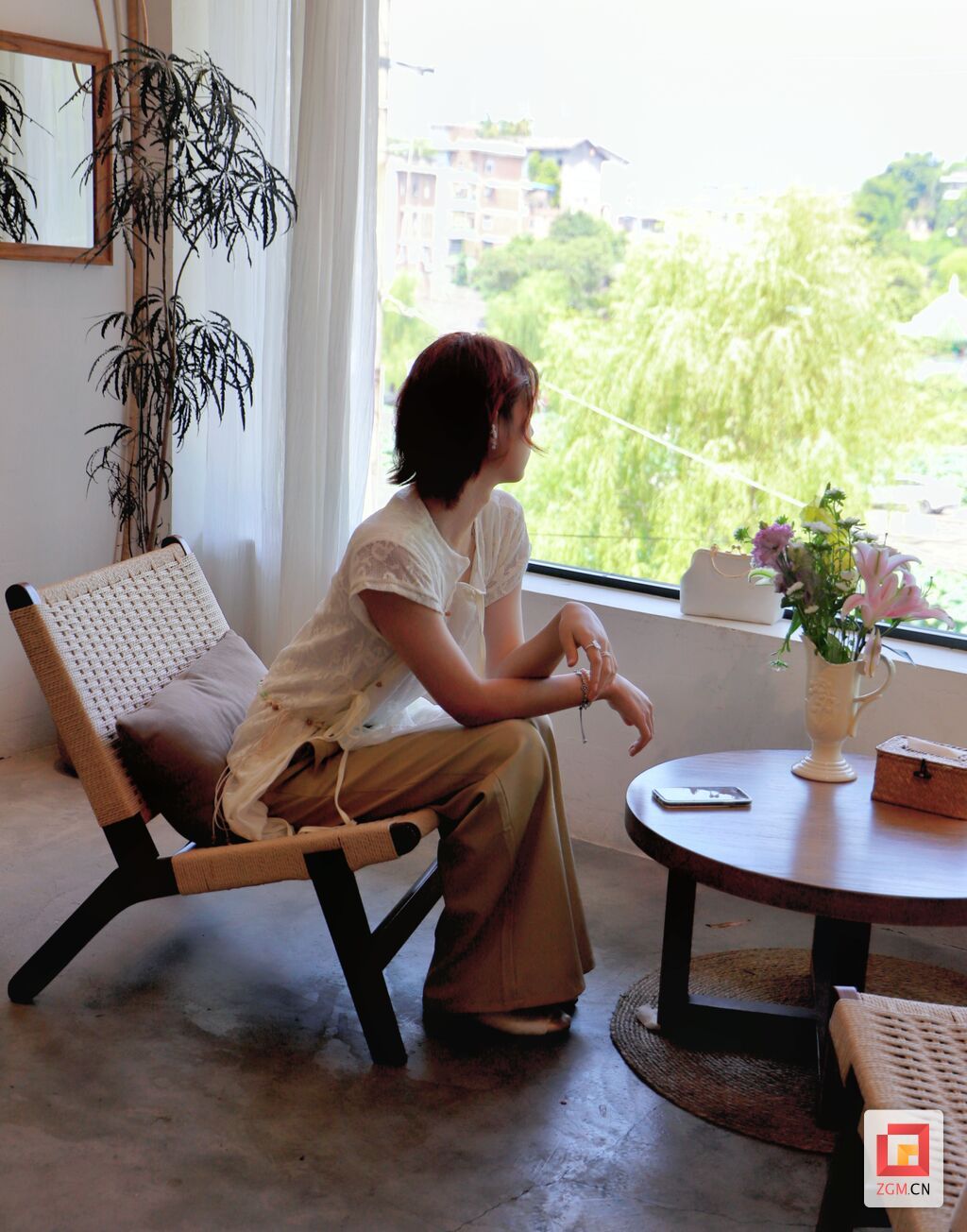 外地游客在茶吧欣赏西湖美景.jpg