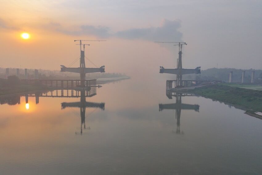 遠(yuǎn)眺大橋。成達(dá)萬高鐵公司供圖