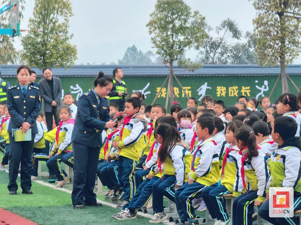 學生積極參與互動問答.jpg