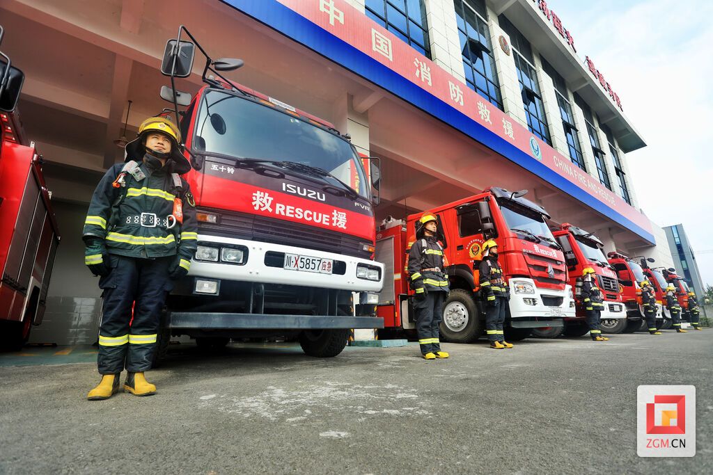 整装待发的消防战士，他们用优良的作风和顽强的精神，实践着“来之则战，战之必胜。”