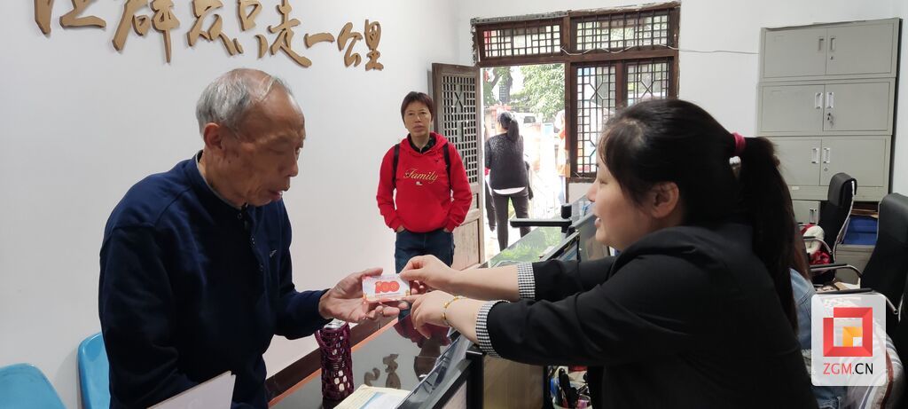 發(fā)放“連心卡片”