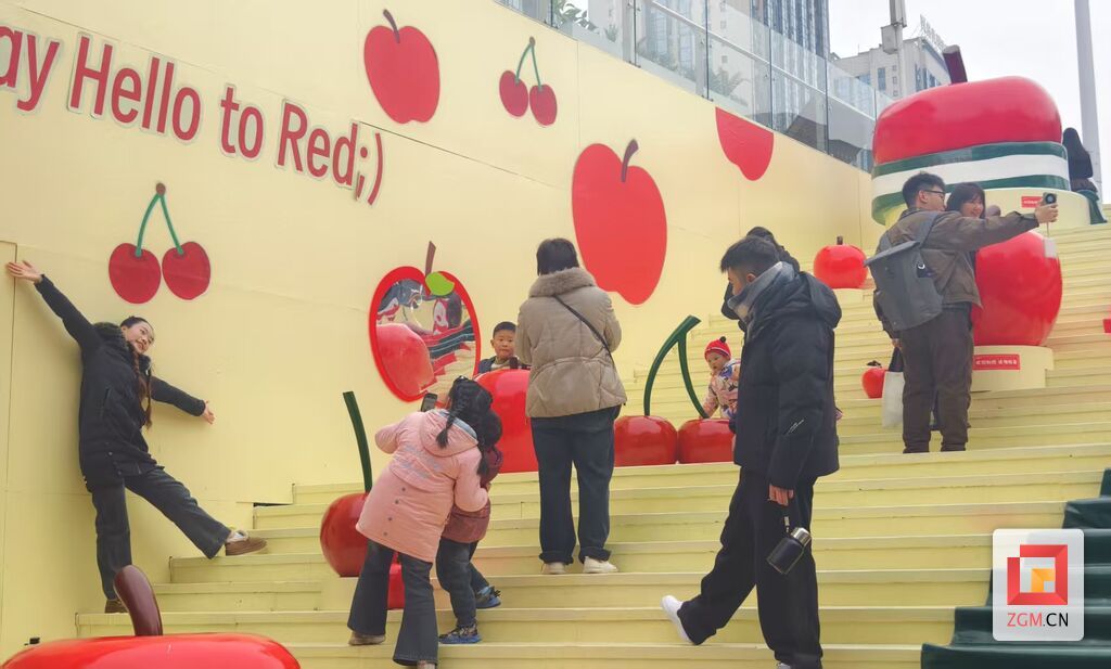 华商二期市民在网红打卡点拍照 记者 罗祥瑞 摄.jpg