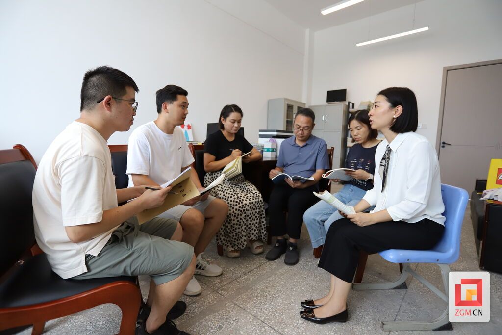 市第三十六中学校教师备课 记者 陈凡逸 摄.JPG