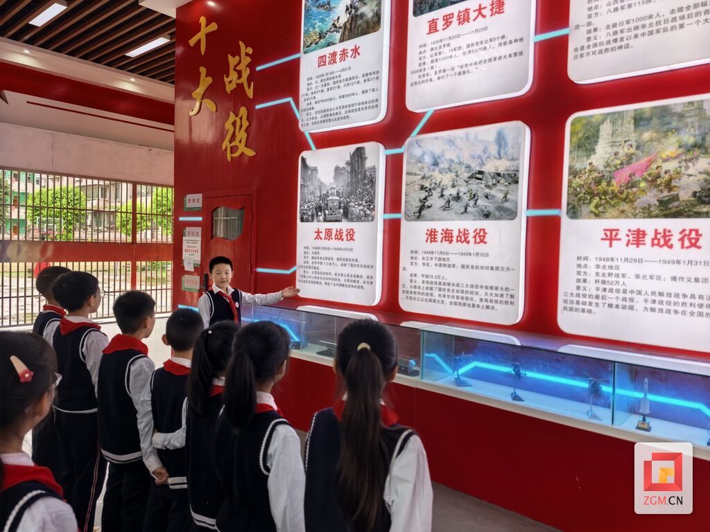 杨筵凯在学校国防教育中心讲解.jpg
